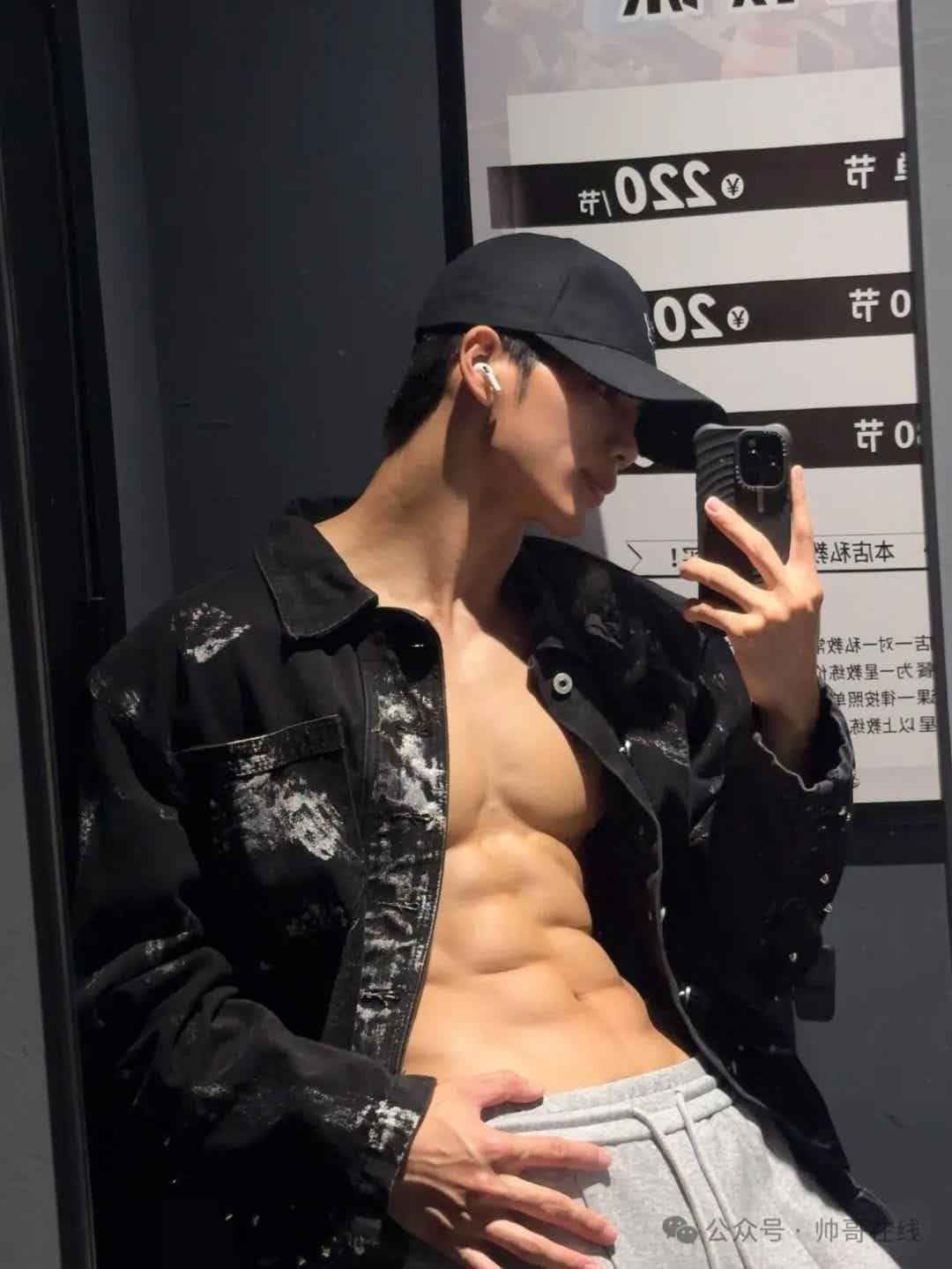 图片[7]-185CM肌肉帅模特脱衣秀腹肌，网友们都尖叫了!-小蓝短视频