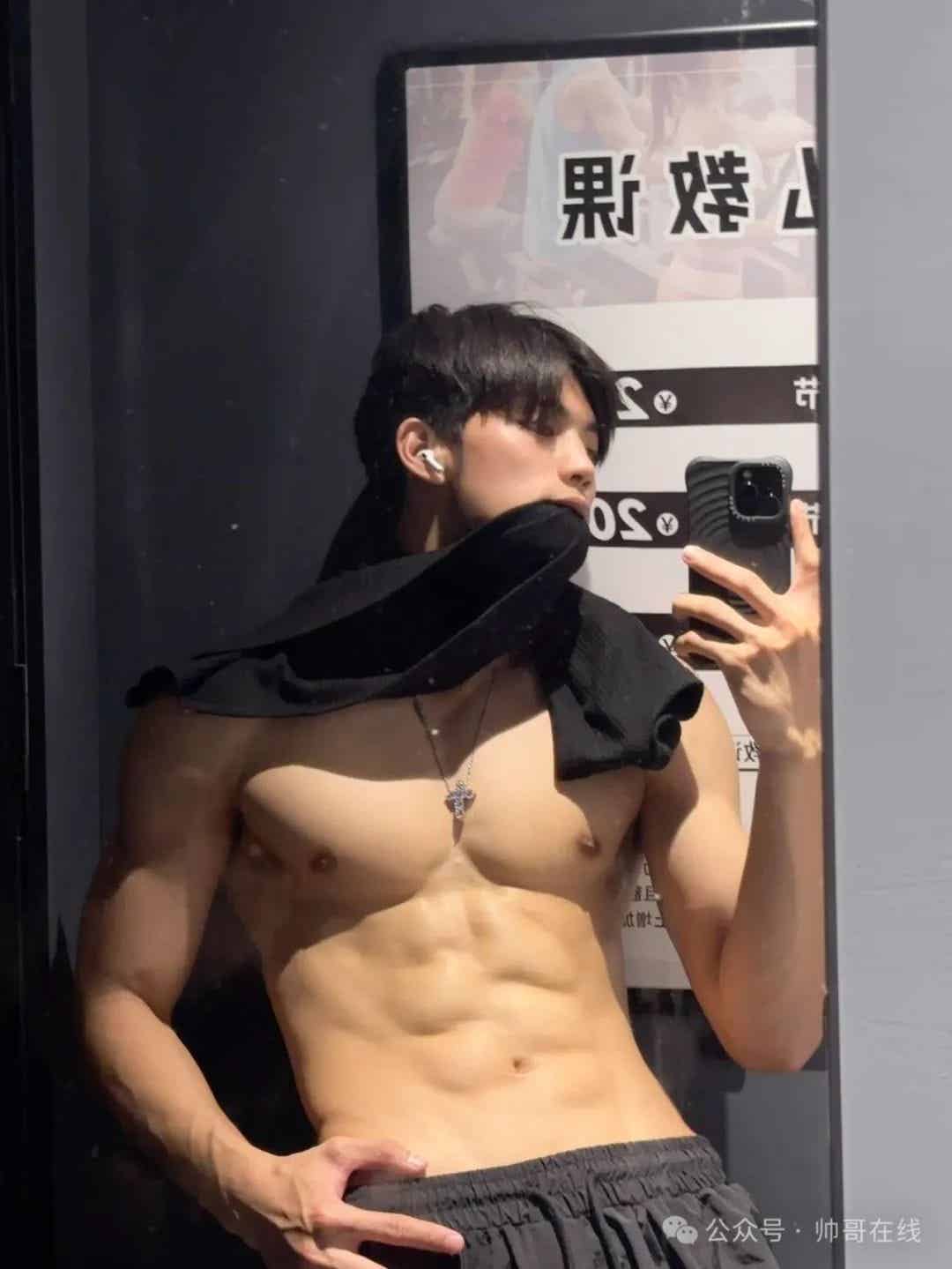 图片[8]-185CM肌肉帅模特脱衣秀腹肌，网友们都尖叫了!-小蓝短视频