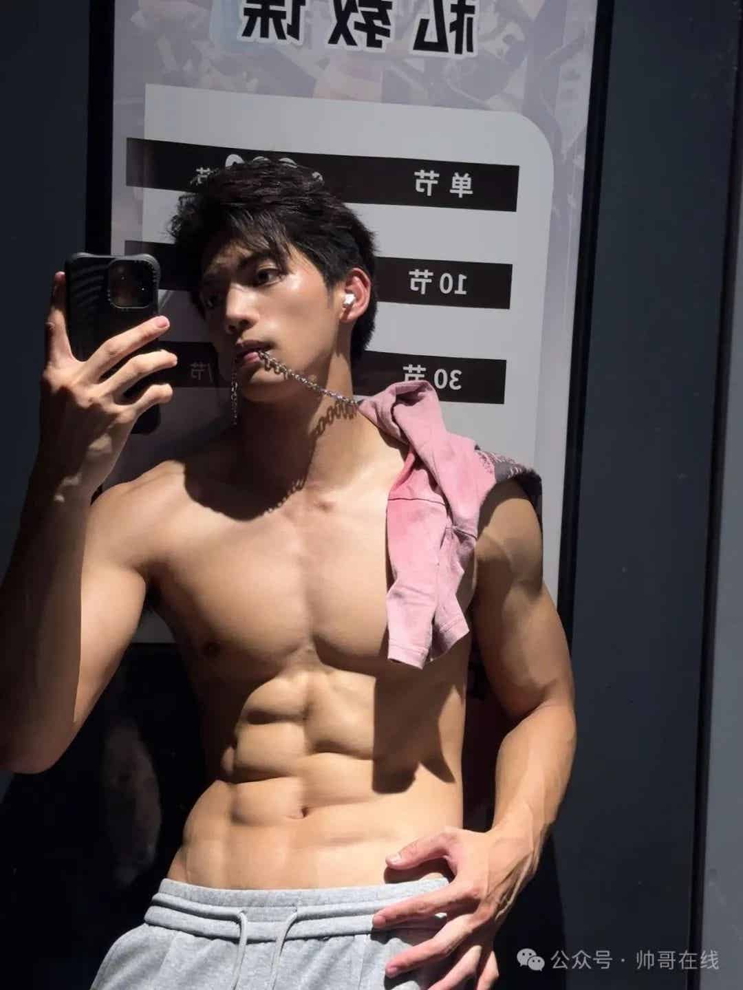 图片[9]-185CM肌肉帅模特脱衣秀腹肌，网友们都尖叫了!-小蓝短视频