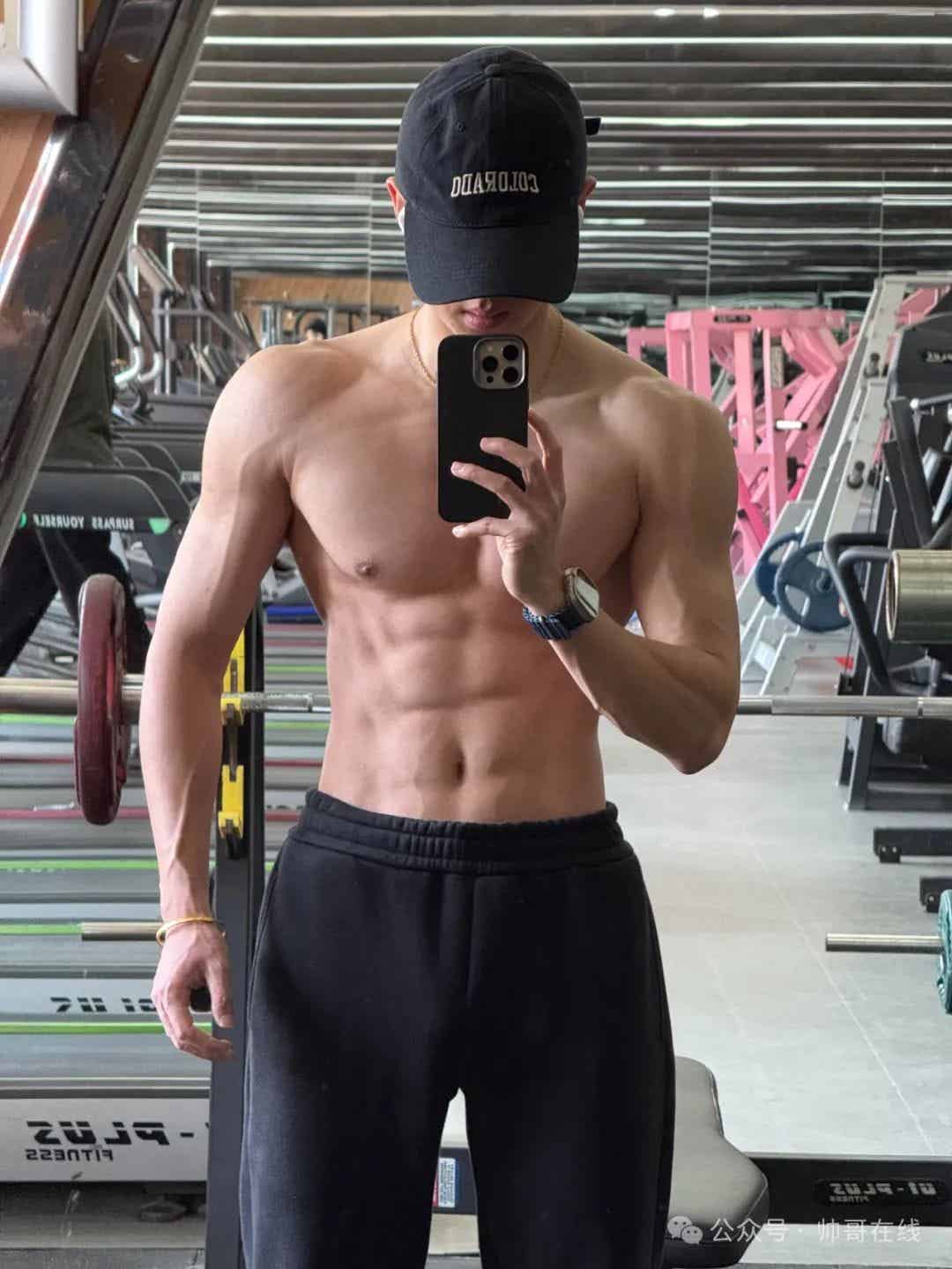 图片[1]-薄肌长腿健身帅哥，健身房里的帅气小狼狗！-小蓝短视频