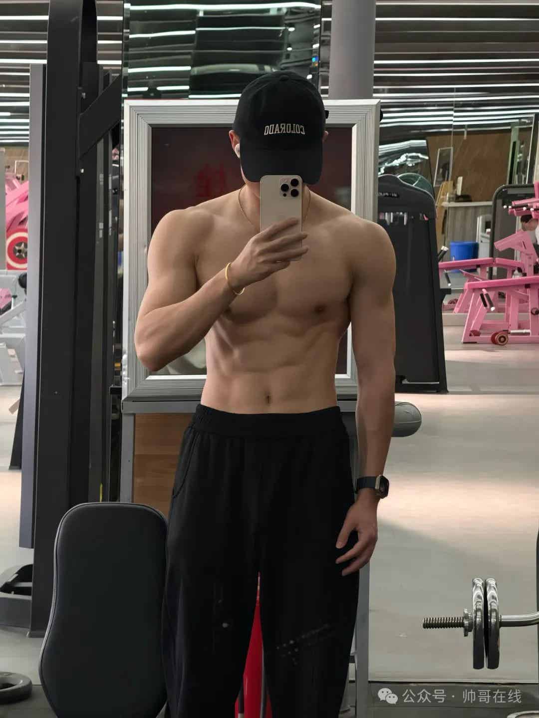 图片[3]-薄肌长腿健身帅哥，健身房里的帅气小狼狗！-小蓝短视频