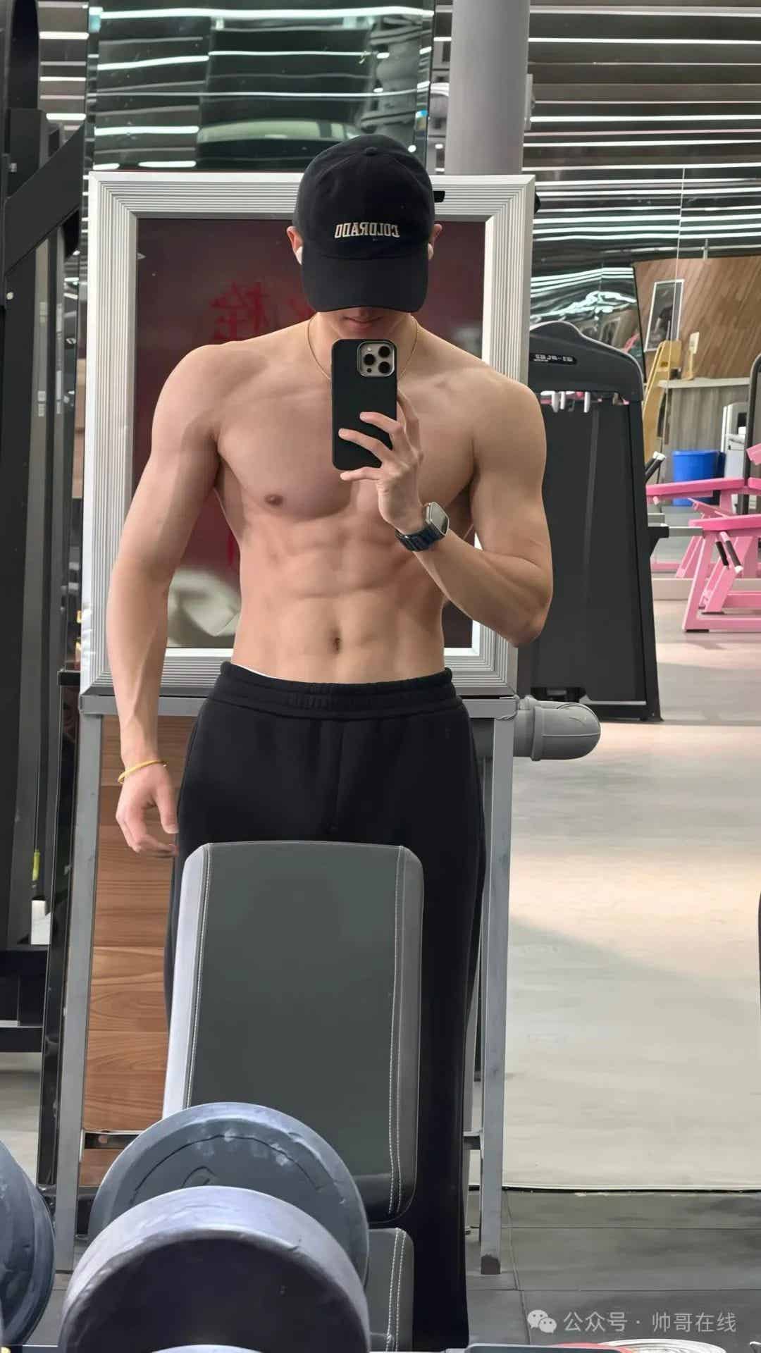 图片[4]-薄肌长腿健身帅哥，健身房里的帅气小狼狗！-小蓝短视频