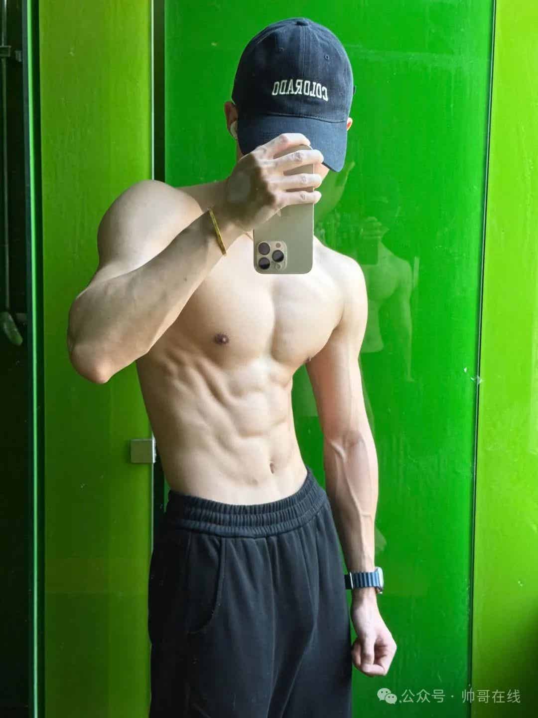 图片[5]-薄肌长腿健身帅哥，健身房里的帅气小狼狗！-小蓝短视频