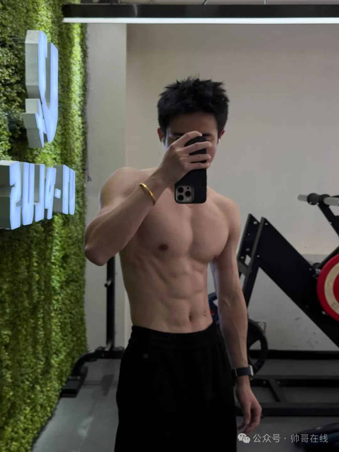 图片[6]-薄肌长腿健身帅哥，健身房里的帅气小狼狗！-小蓝短视频
