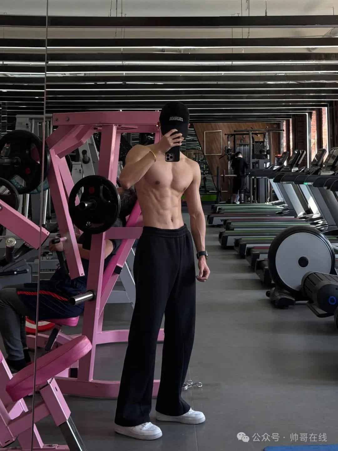 图片[8]-薄肌长腿健身帅哥，健身房里的帅气小狼狗！-小蓝短视频
