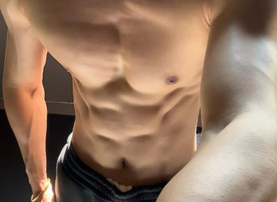 薄肌长腿健身帅哥，健身房里的帅气小狼狗！