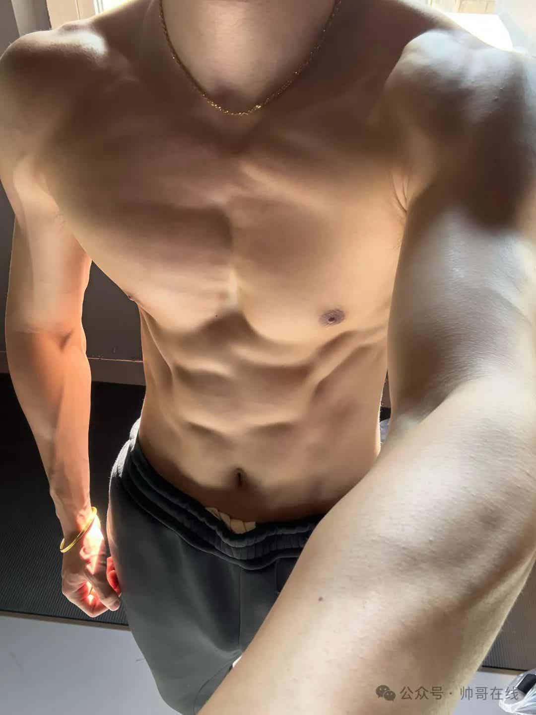 薄肌长腿健身帅哥，健身房里的帅气小狼狗！-小蓝短视频