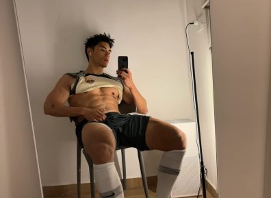 楼道里遇到腹肌体育生，这身材让声控灯都爆灯！？