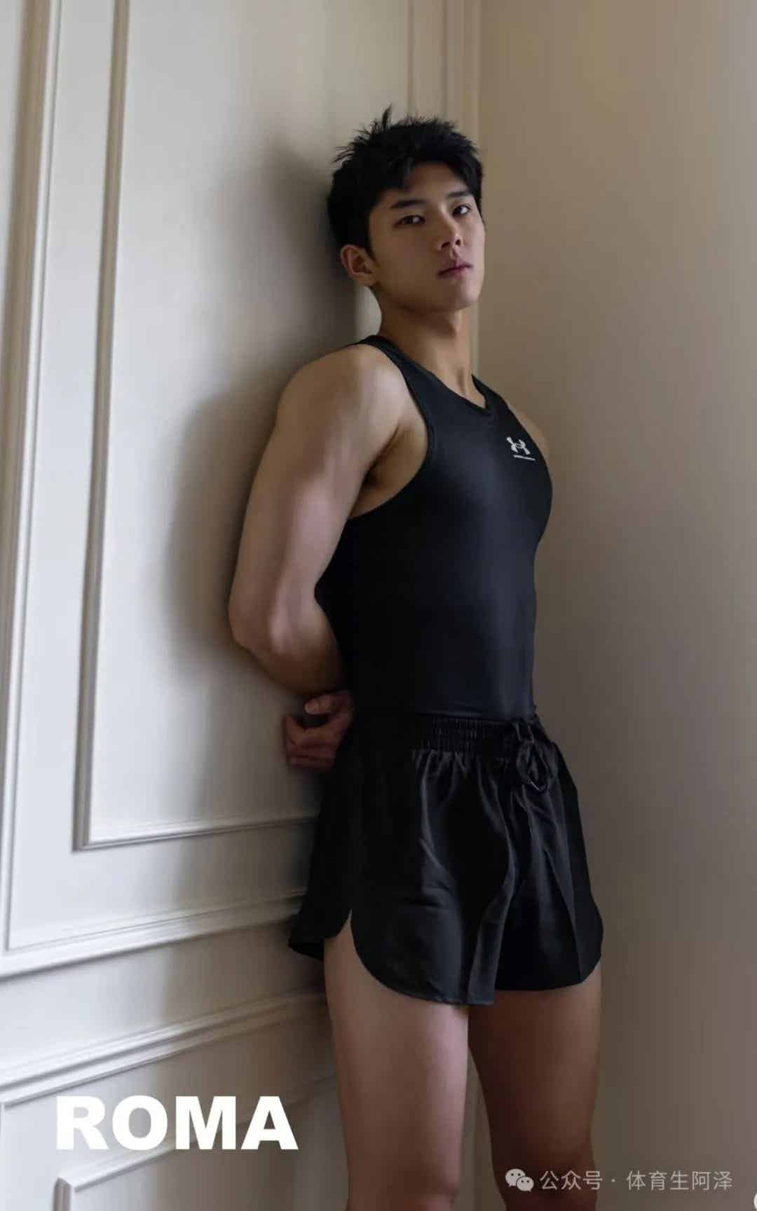 图片[1]-188cm极品黑皮体育生，因一张肌肉写真爆火全网，超百万关注......-小蓝短视频