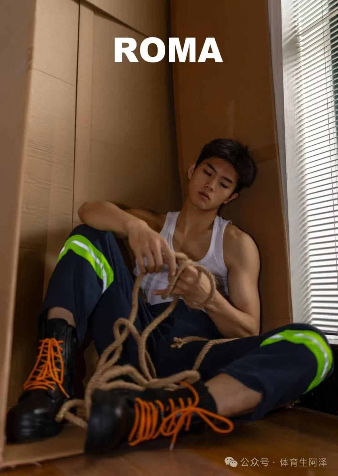 图片[3]-188cm极品黑皮体育生，因一张肌肉写真爆火全网，超百万关注......-小蓝短视频