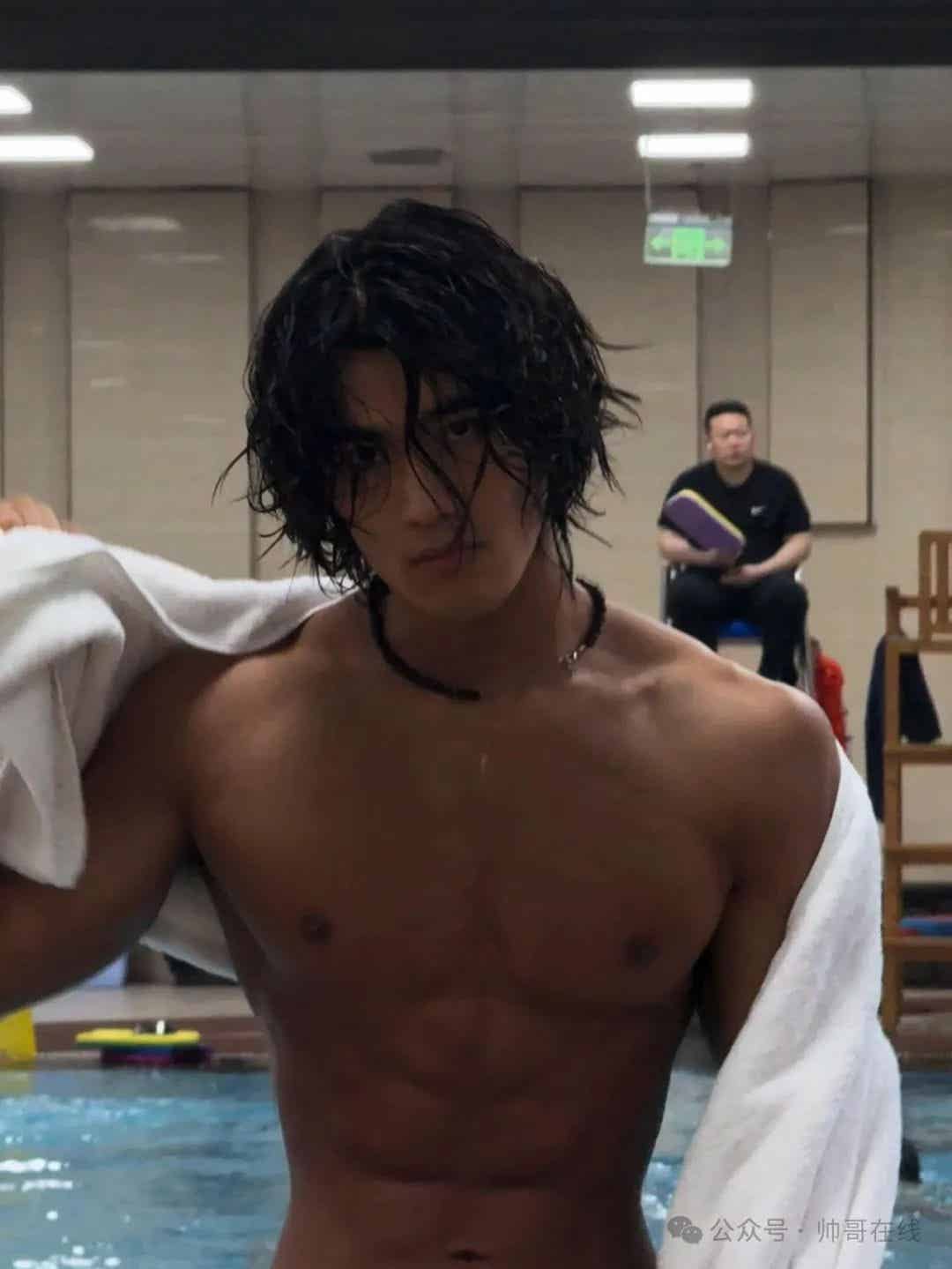 图片[1]-185CM黑皮腹肌健身模特，身材馋哭网友!-小蓝短视频