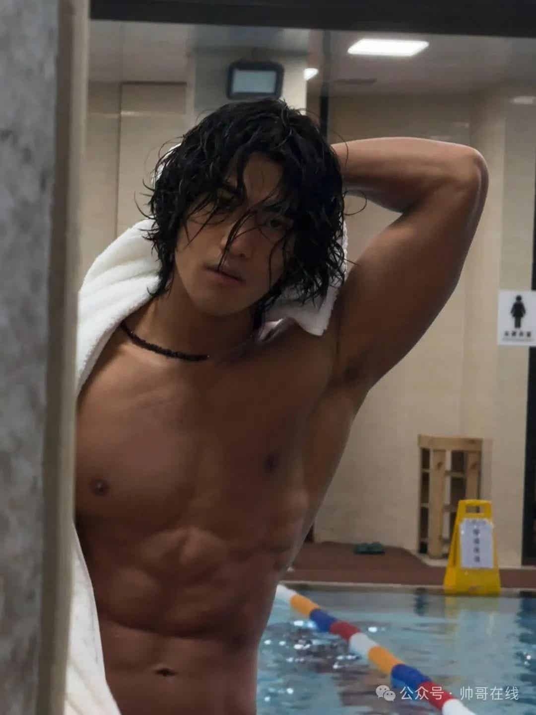 图片[2]-185CM黑皮腹肌健身模特，身材馋哭网友!-小蓝短视频