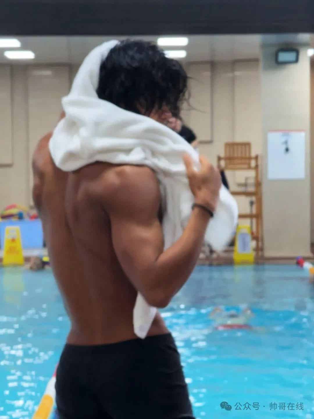 图片[3]-185CM黑皮腹肌健身模特，身材馋哭网友!-小蓝短视频