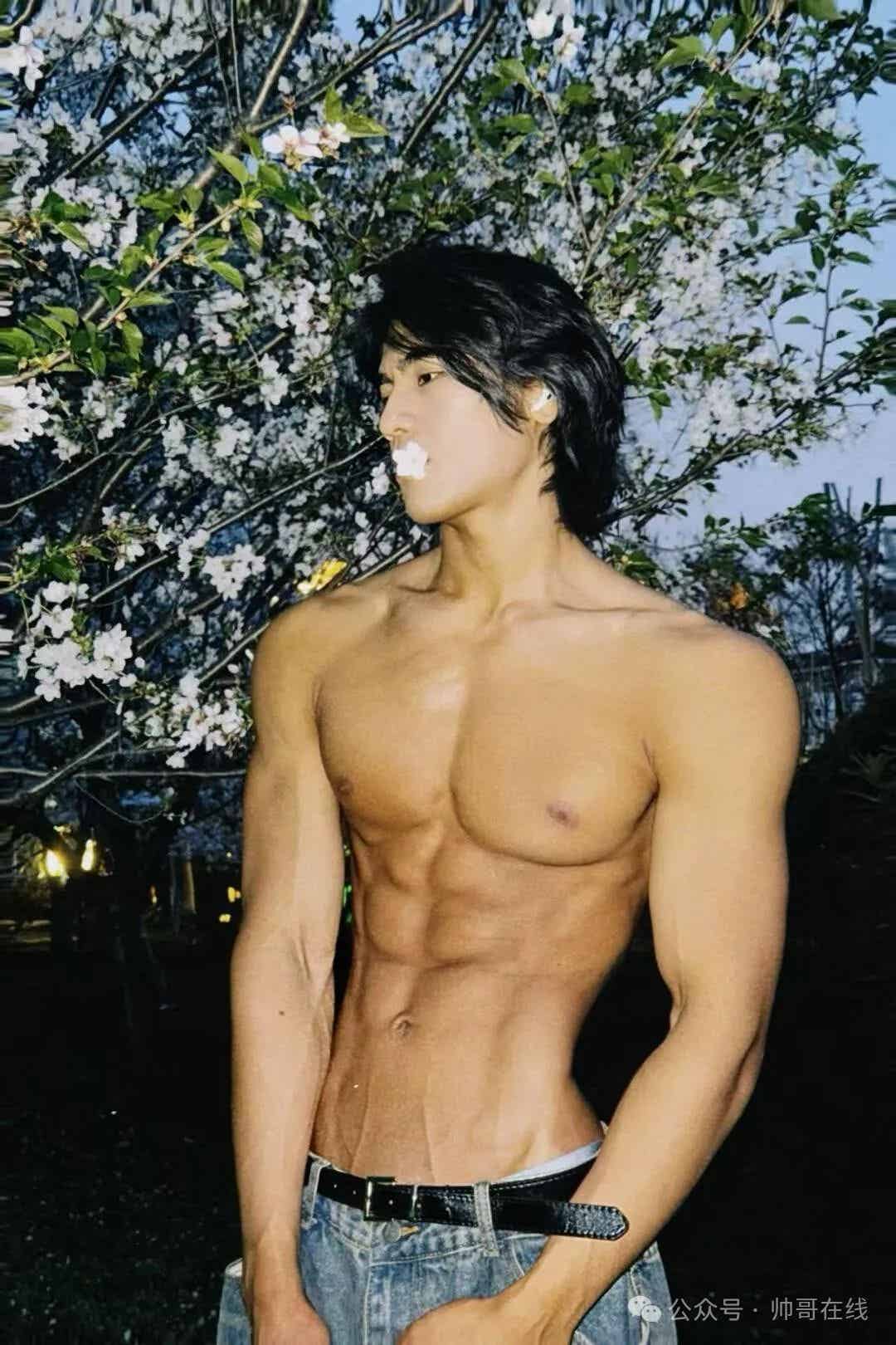 图片[7]-185CM黑皮腹肌健身模特，身材馋哭网友!-小蓝短视频