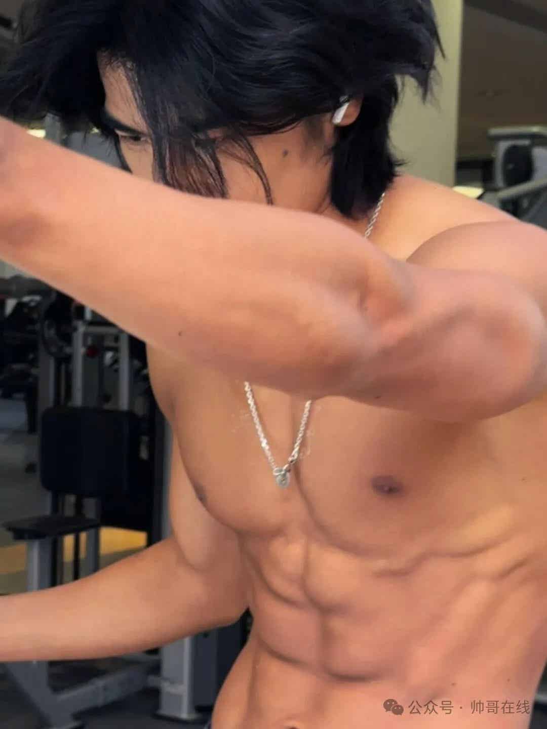 图片[8]-185CM黑皮腹肌健身模特，身材馋哭网友!-小蓝短视频