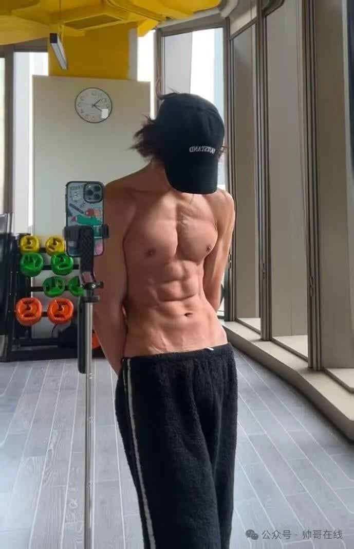 图片[9]-185CM黑皮腹肌健身模特，身材馋哭网友!-小蓝短视频