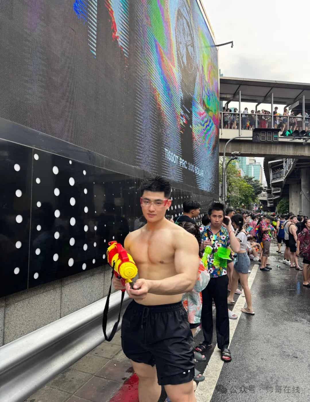 图片[1]-泼水节肌肉小野兽，腱子肉小狼狗太棒了！-小蓝短视频