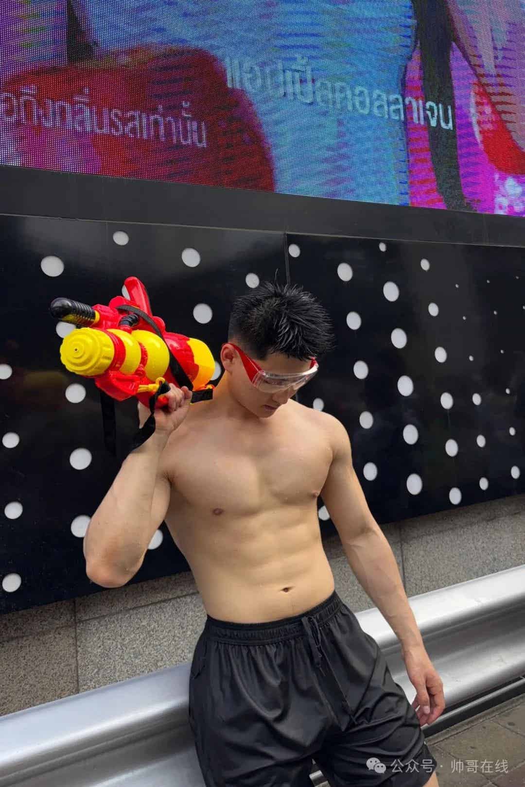 图片[2]-泼水节肌肉小野兽，腱子肉小狼狗太棒了！-小蓝短视频