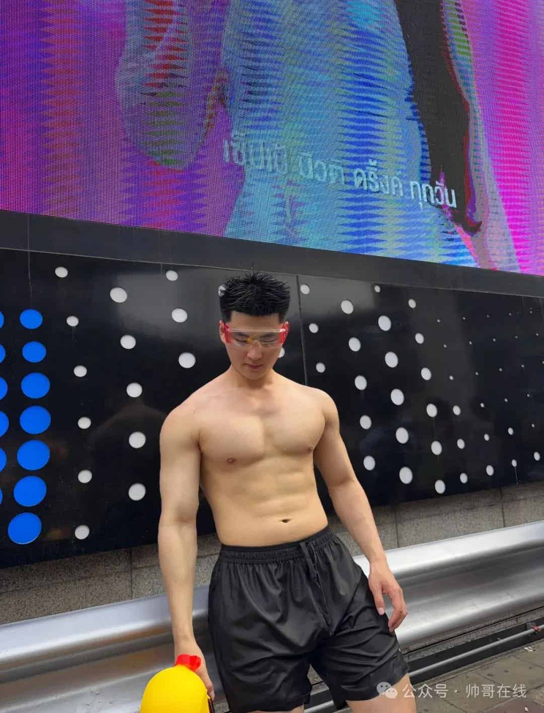 图片[3]-泼水节肌肉小野兽，腱子肉小狼狗太棒了！-小蓝短视频