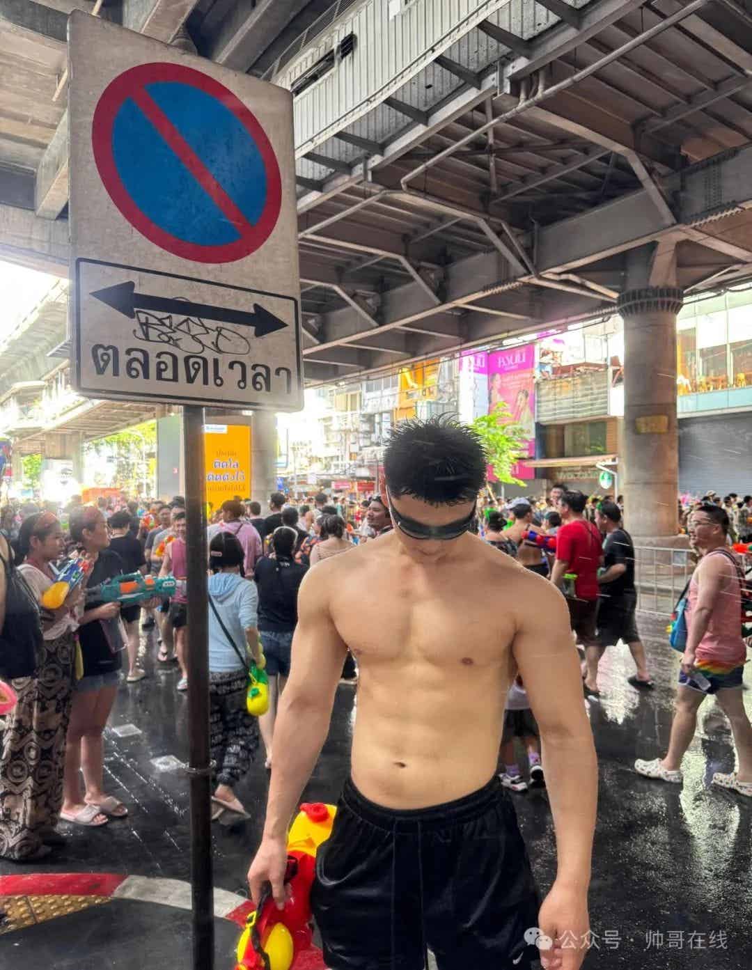 图片[4]-泼水节肌肉小野兽，腱子肉小狼狗太棒了！-小蓝短视频