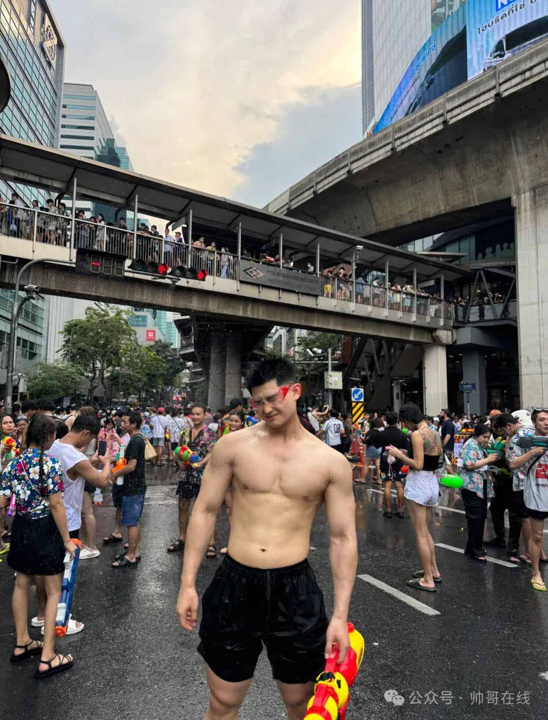 图片[5]-泼水节肌肉小野兽，腱子肉小狼狗太棒了！-小蓝短视频