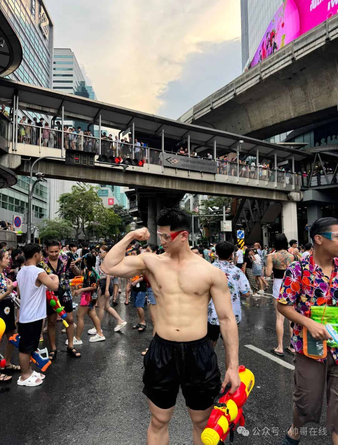 图片[6]-泼水节肌肉小野兽，腱子肉小狼狗太棒了！-小蓝短视频