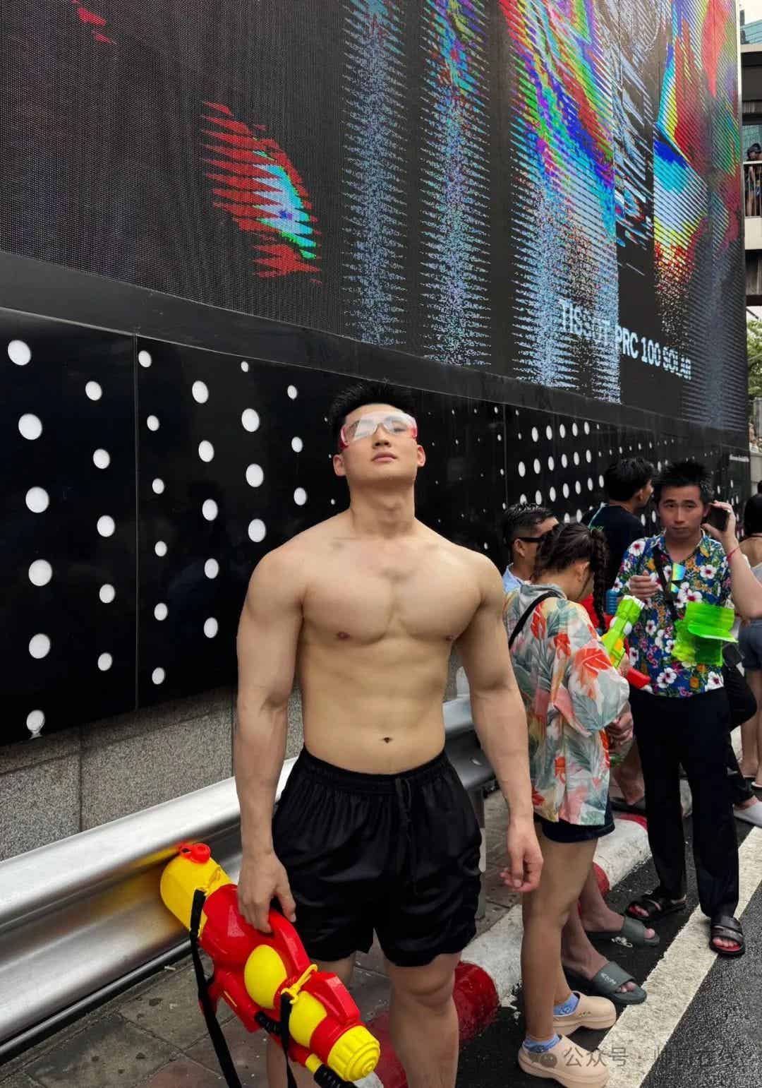 图片[7]-泼水节肌肉小野兽，腱子肉小狼狗太棒了！-小蓝短视频