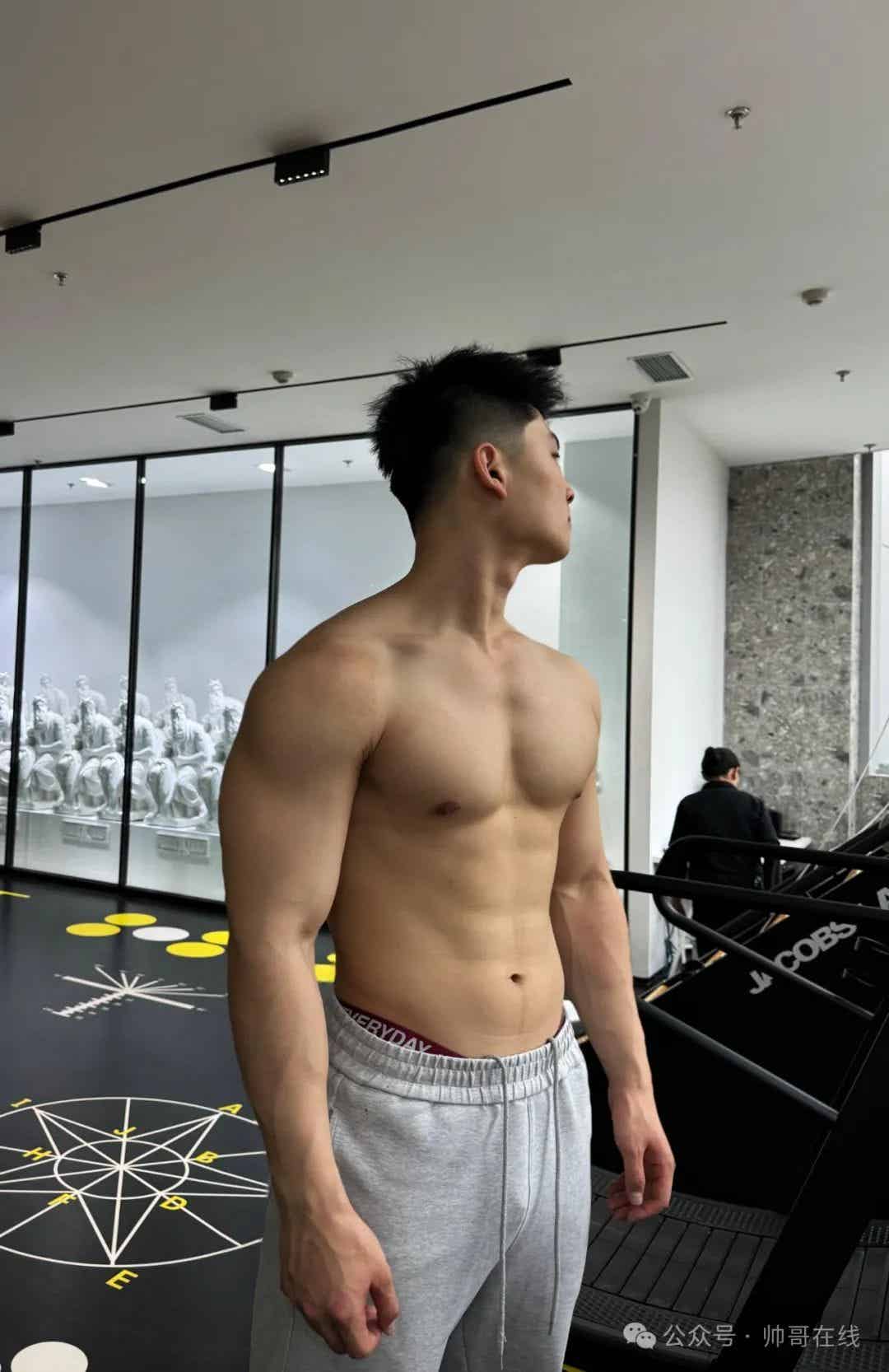 图片[8]-泼水节肌肉小野兽，腱子肉小狼狗太棒了！-小蓝短视频