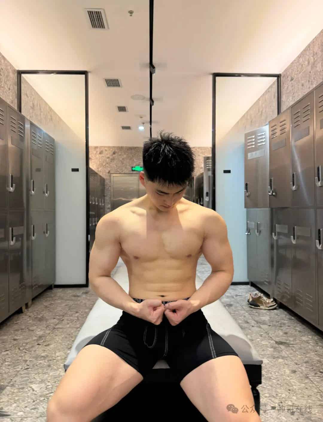 图片[9]-泼水节肌肉小野兽，腱子肉小狼狗太棒了！-小蓝短视频