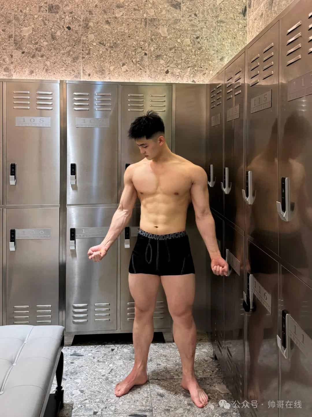 泼水节肌肉小野兽，腱子肉小狼狗太棒了！-小蓝短视频