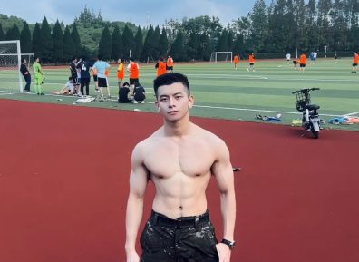 2025泰国泼水节被包围滋水的翘臀长腿男是他?太大啦!
