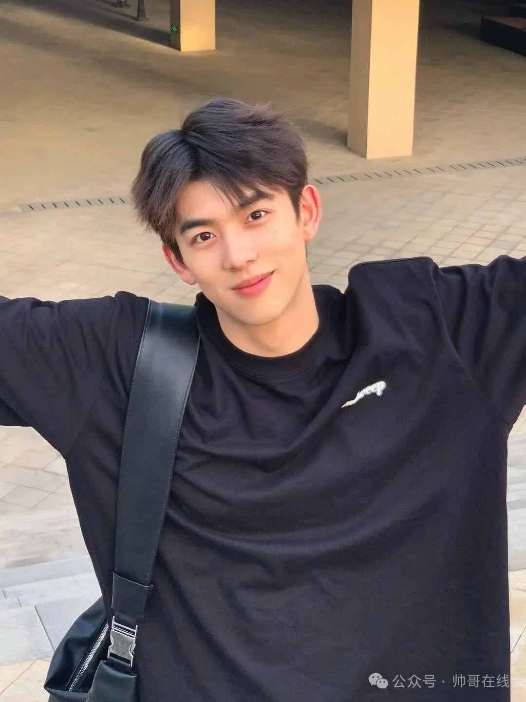 图片[1]-清爽高颜值男大小哥，阳光分你一半！-小蓝短视频