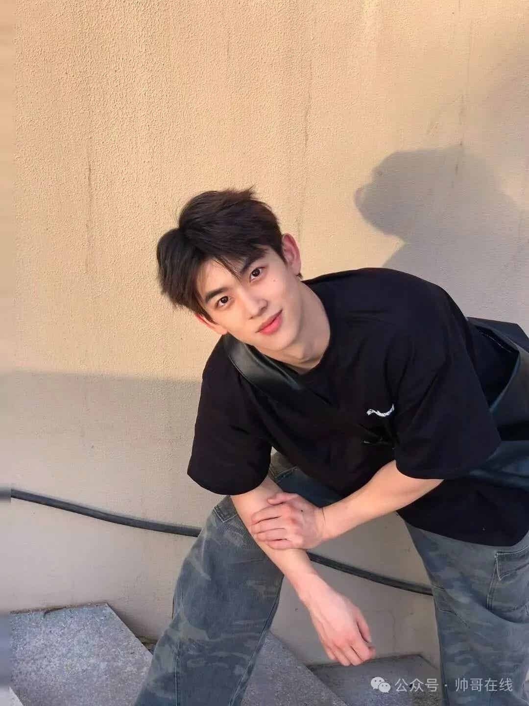 图片[2]-清爽高颜值男大小哥，阳光分你一半！-小蓝短视频