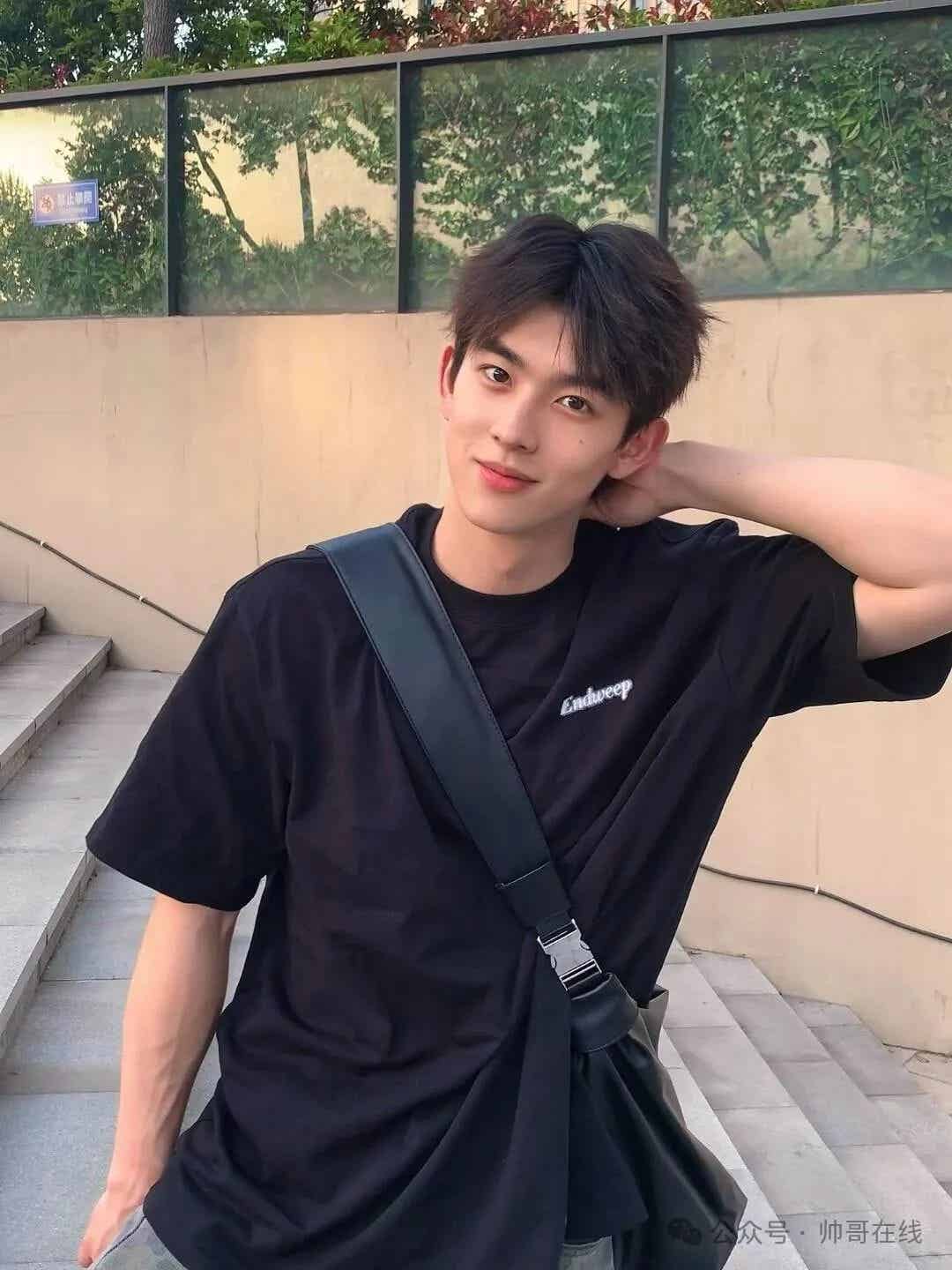 图片[3]-清爽高颜值男大小哥，阳光分你一半！-小蓝短视频