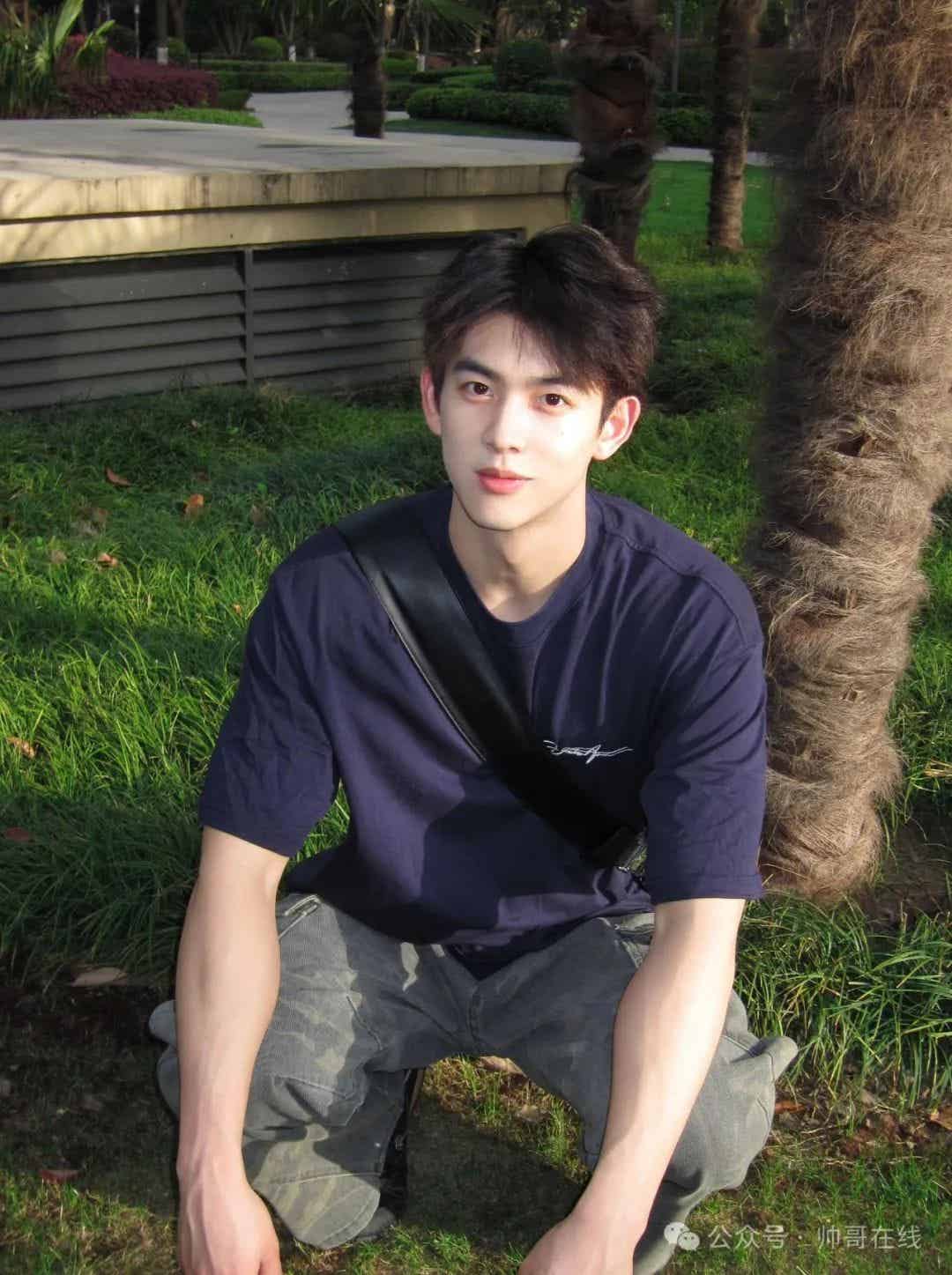 图片[4]-清爽高颜值男大小哥，阳光分你一半！-小蓝短视频