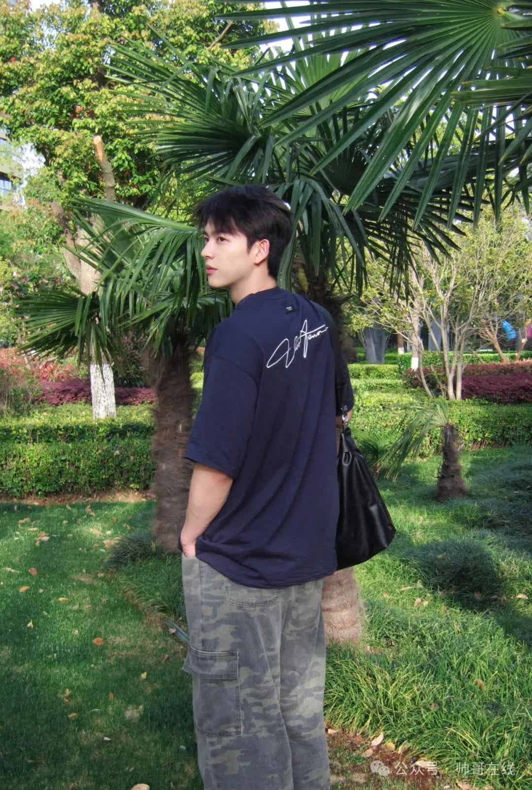 图片[5]-清爽高颜值男大小哥，阳光分你一半！-小蓝短视频