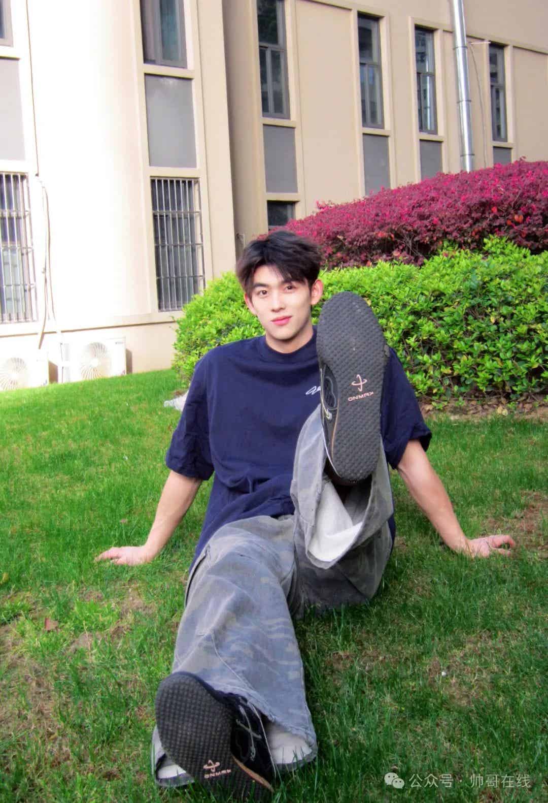 清爽高颜值男大小哥，阳光分你一半！-小蓝短视频