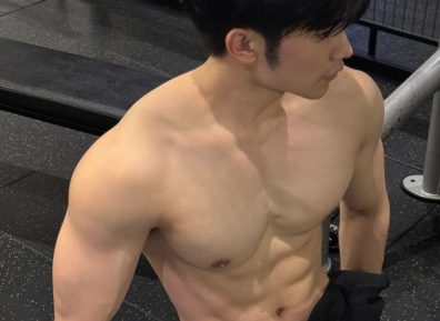 腹肌高鼻梁男大健身帅哥,谁看了不厮哈厮哈!