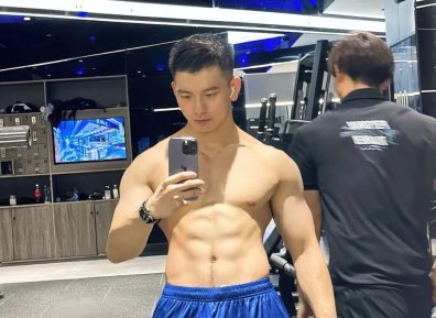 2025泰国泼水节他最火？寸头白皮肌肉帅被喷惨了！