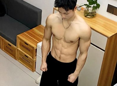 匀称精壮薄肌健身帅哥，小腹肌身材包帅的呀！