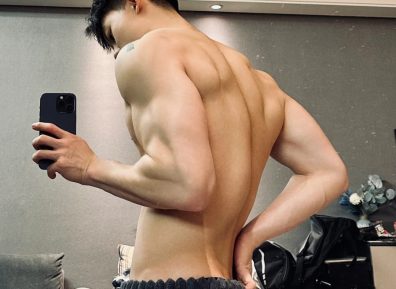 泳池肌肉帅哥宽肩窄腰腹肌炸裂，成都小敖犬太撩了！