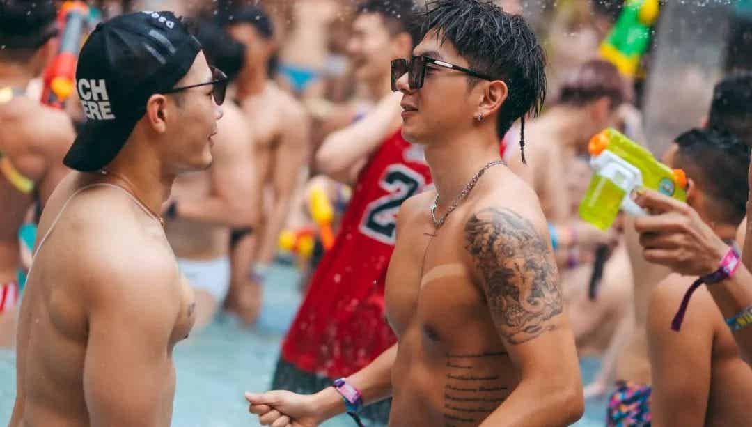 图片[1]-又到泼水节：曼谷正在成为年轻gay的“社交飞地”-小蓝短视频