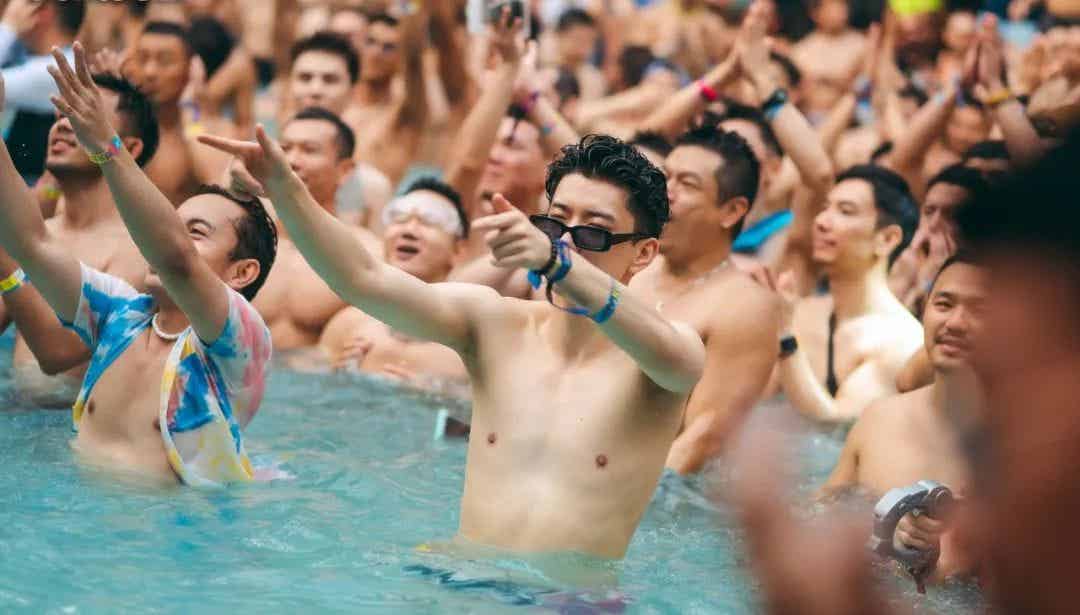 图片[2]-又到泼水节：曼谷正在成为年轻gay的“社交飞地”-小蓝短视频