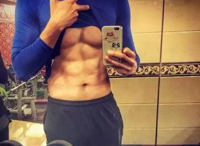 裴子添，有肌肉的正装霸道总裁