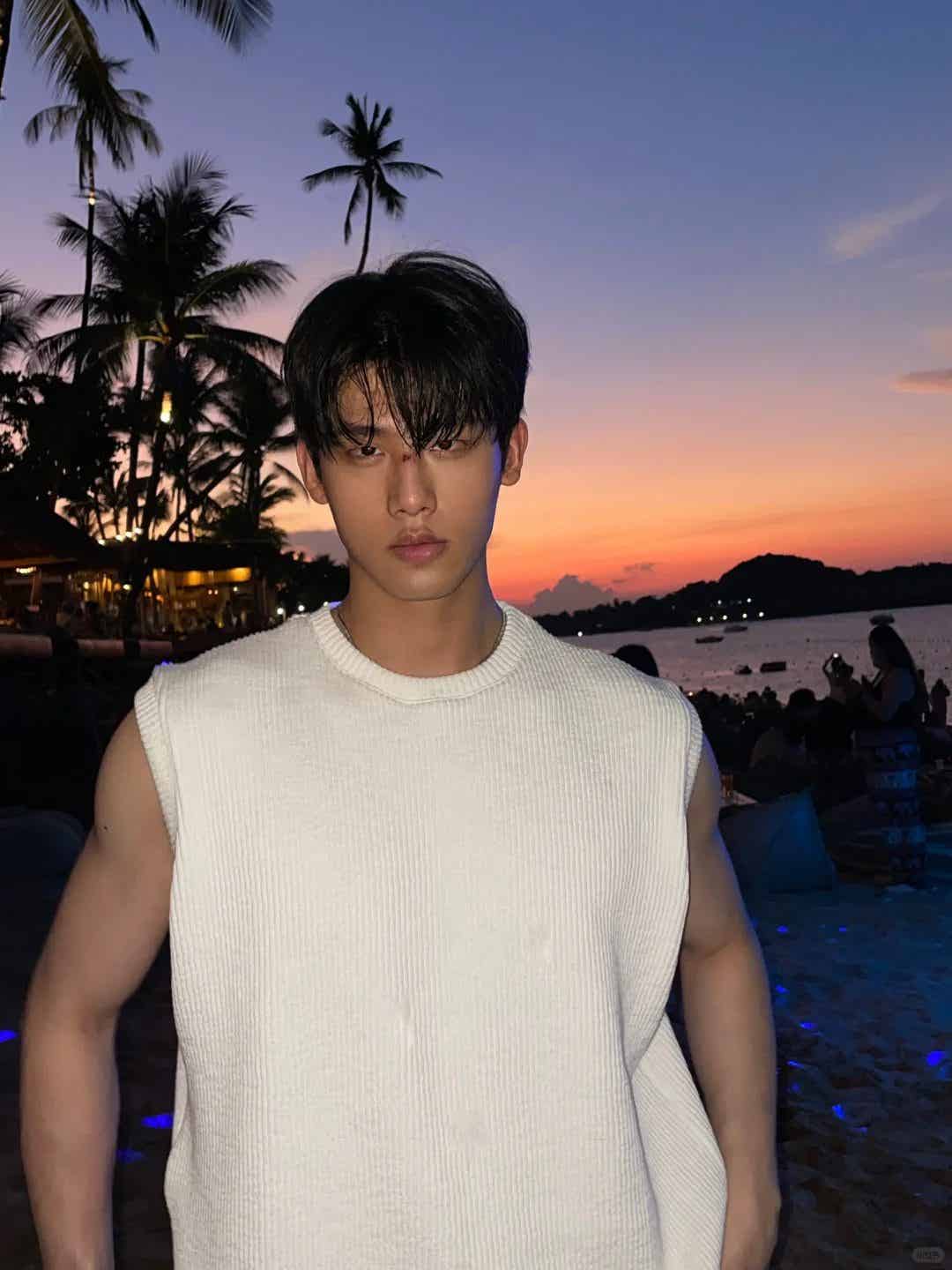 图片[1]-黑皮精瘦型男，时尚穿搭博主-小蓝短视频