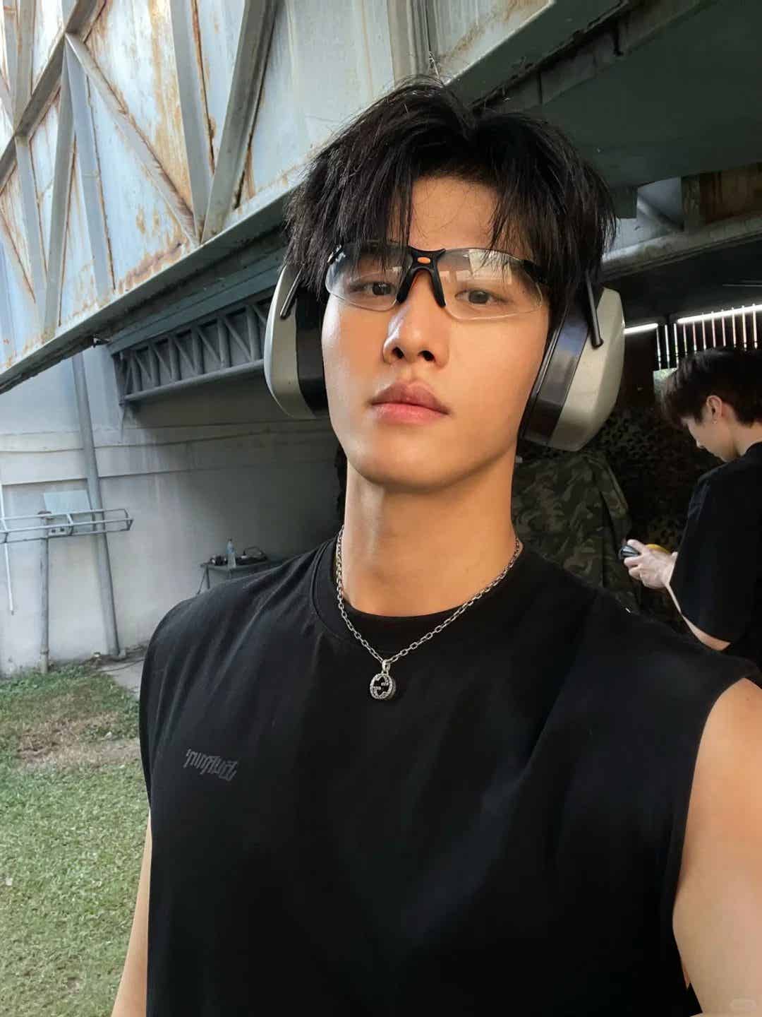 图片[4]-黑皮精瘦型男，时尚穿搭博主-小蓝短视频