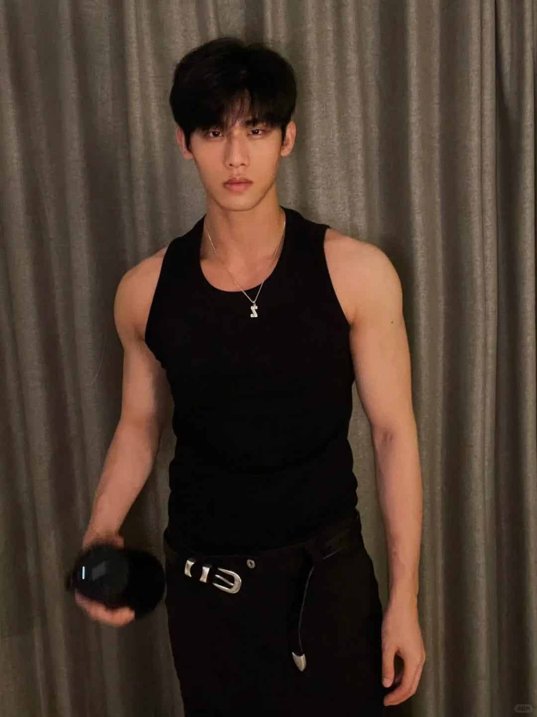 图片[14]-黑皮精瘦型男，时尚穿搭博主-小蓝短视频