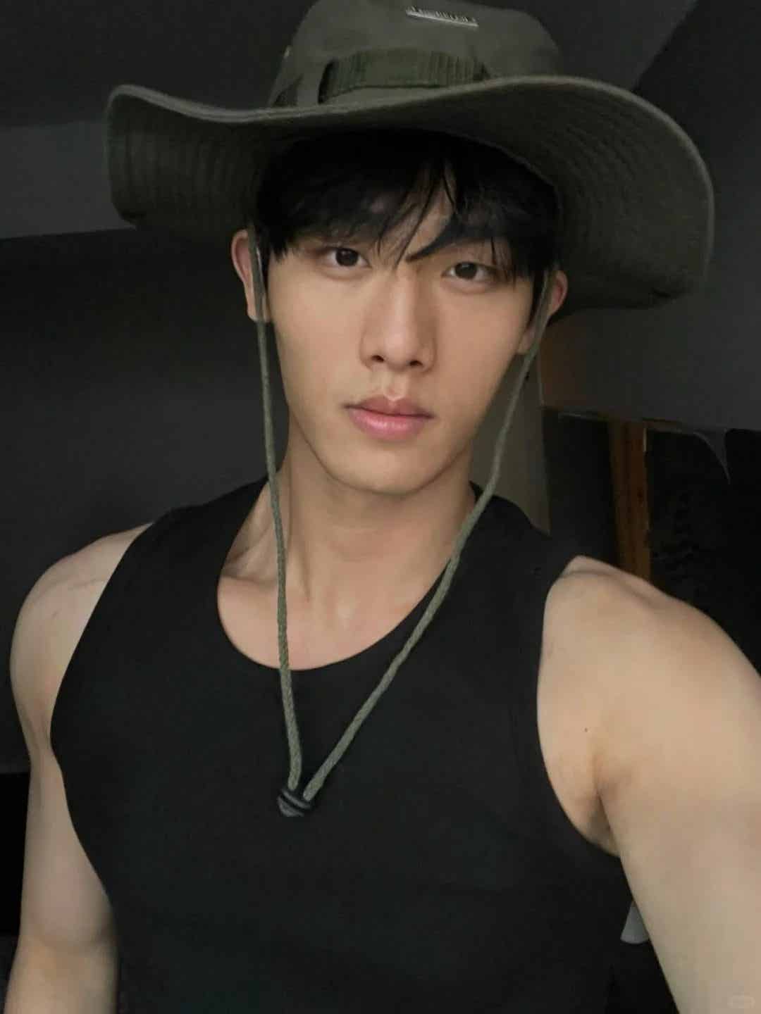 图片[20]-黑皮精瘦型男，时尚穿搭博主-小蓝短视频