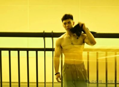 成都肌肉健身小哥，宽肩窄腰身材太结实了！