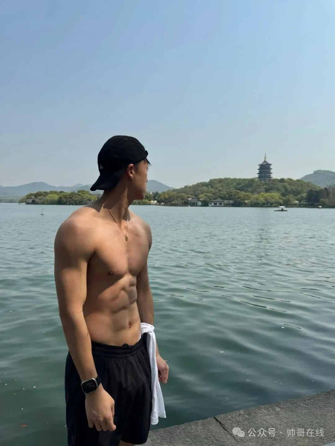 图片[1]-黑皮薄肌体育生弟弟，营养真的不错!-小蓝短视频